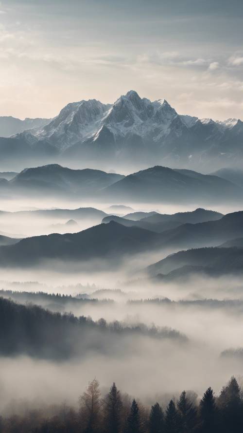 Ein Panoramablick auf eine in Nebel gehüllte Bergkette.