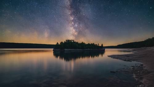 Michigan&#39;daki Pictured Rocks Ulusal Göl Kıyısı&#39;nın gerçeküstü manzarasını aydınlatan yıldızlı gece gökyüzü.