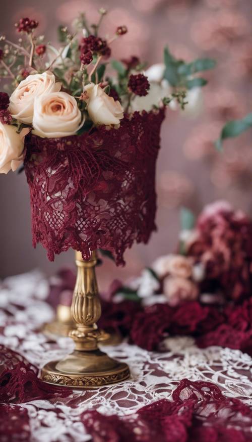Burgunderfarbene Spitze im Vintage-Stil, durchsetzt mit traditionellen Blumenmustern.