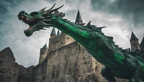 Un minaccioso drago verde scuro che si libra sopra le rovine del castello medievale.