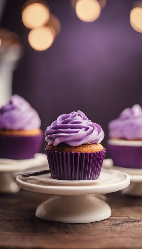 甜点桌上有一块紫色天鹅绒纸杯蛋糕，上面涂着奶油乳酪糖霜。