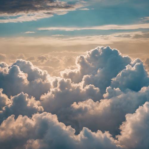 일몰 직전의 푹신한 아기 파란색 구름은 조용하고 고요한 분위기를 자아냅니다.