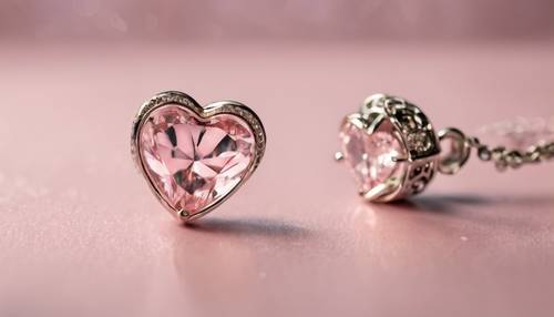 精致的浅粉色心形吊坠，中央镶有一颗小钻石。