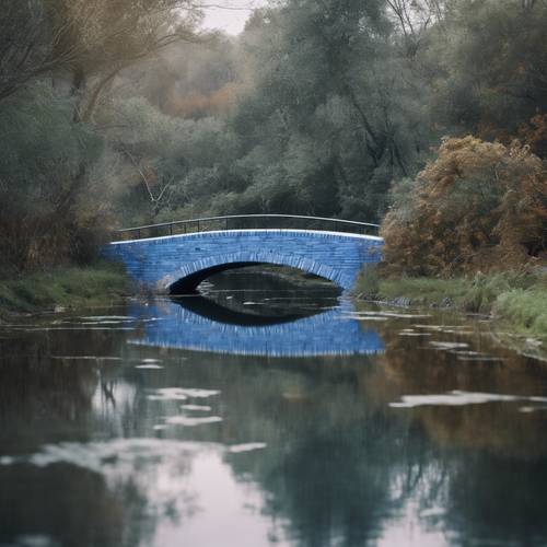 Un ponte di mattoni blu che attraversa un ruscello calmo.