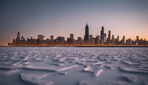 Ein ruhiger Blick auf den zugefrorenen Michigansee vor der beleuchteten Skyline von Chicago im Hintergrund.