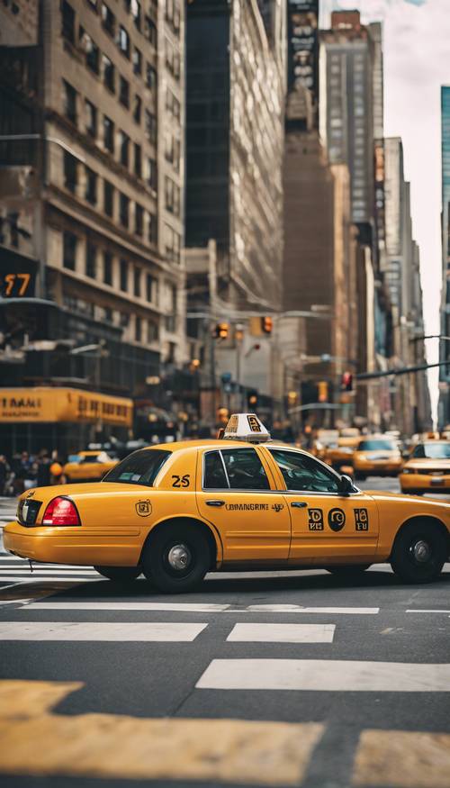 Ein gelb kariertes Taxi fährt durch eine belebte Straße in New York City