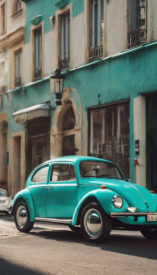 Parlak turkuaz rengine boyanmış, güneşli bir caddeye park edilmiş eski bir Volkswagen Beetle.