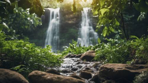 Uma cachoeira borbulhante cercada por vegetação exuberante com a poderosa frase &quot;A maior glória de viver não está em nunca cair, mas em nos levantarmos toda vez que caímos&quot;.