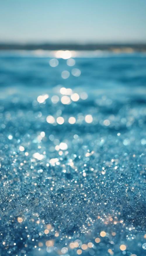 Błękitne brokatowe morze pod czystym niebem w ciągu dnia.