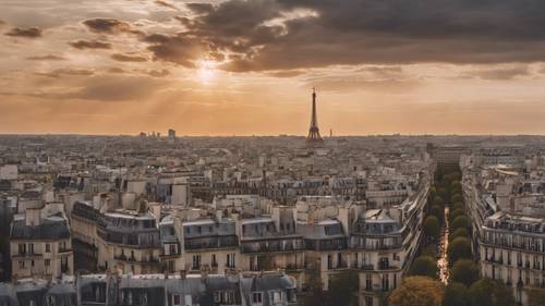 Una panorámica de la puesta de sol sobre el horizonte de París, vista desde Notre Dame