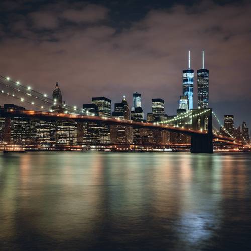 令人惊叹的布鲁克林大桥和纽约天际线的图像，在夜晚倒映在东河上。