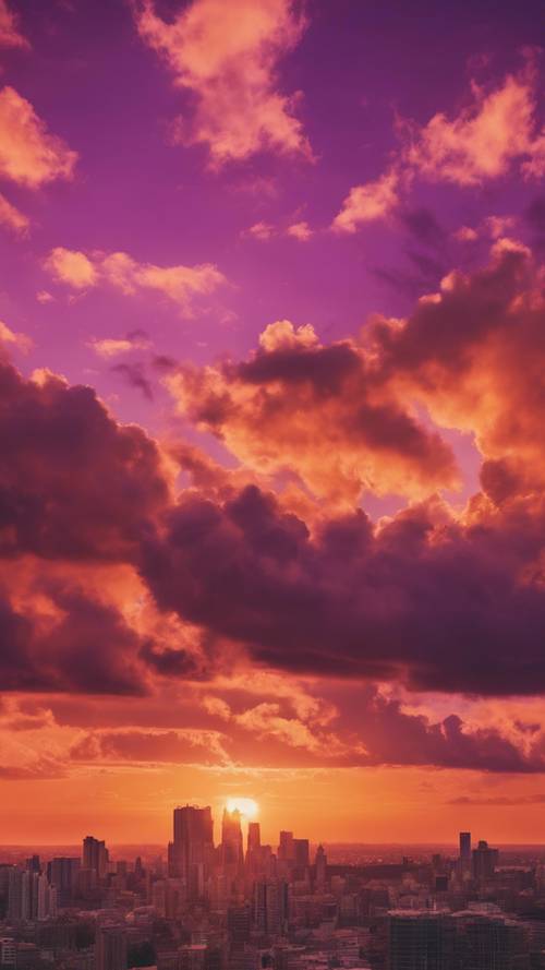 明るいオレンジ色の空に満ちた、フワフワの紫の雲が広がる生き生きとした夕日