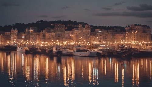 Senja yang indah di sebuah kota di tepi laut, dengan kapal-kapal berkelap-kelip di pelabuhan dan lentera bersinar di sepanjang kawasan pejalan kaki.
