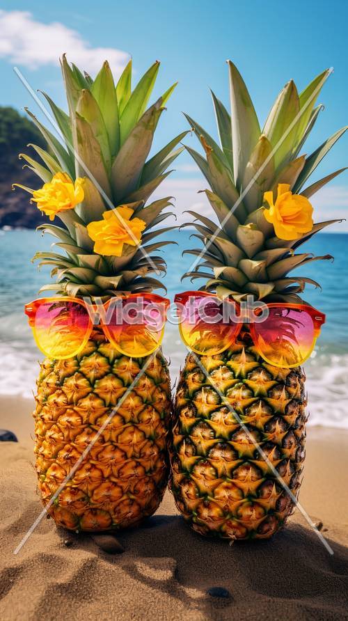 Солнечные ананасы на пляже