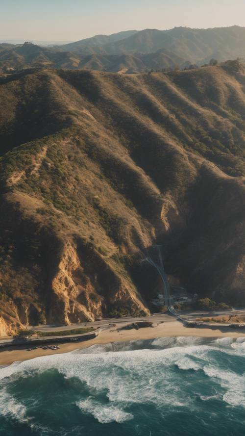 Widok z lotu ptaka na autostradę Pacific Coast Highway biegnącą wzdłuż wybrzeża Malibu