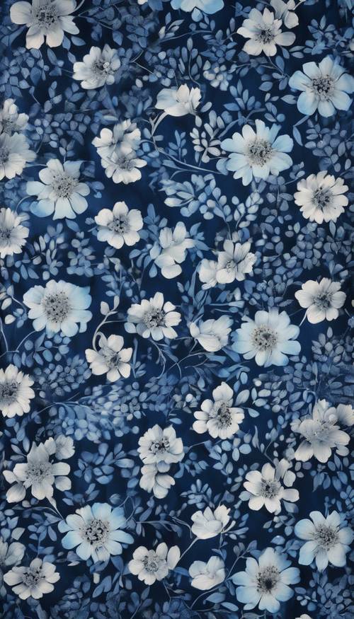 Tampilan jarak dekat dari pola bunga biru tua dan biru muda yang rumit yang dicetak pada sutra mengkilap.