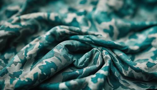 Um pedaço de tecido enrugado exibindo um design robusto de camuflagem azul-petróleo.