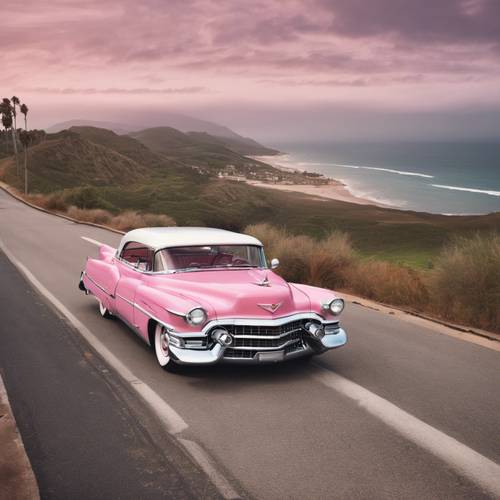 Un Cadillac rosa de los años 50 conduciendo por una pintoresca carretera costera.