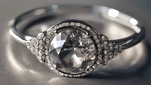 現代風格的粗銀手鐲鑲嵌著一顆灰色鑽石。