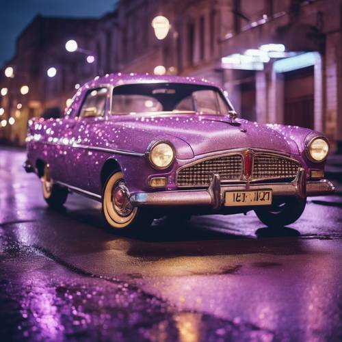 El capó de un coche antiguo de color lila brilla con purpurina bajo las luces de la calle.