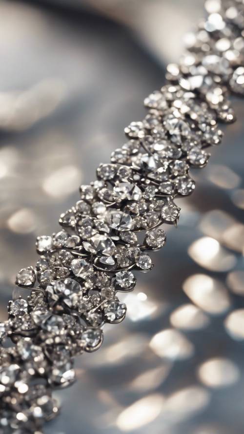 Um rastro de pequenos diamantes cinza em uma presilha elegante.