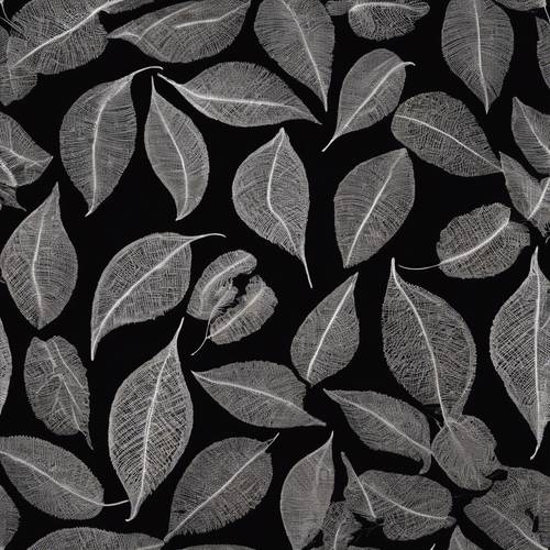 반짝이는 검정색 실크 원단에 복잡한 흰색 나뭇잎 패턴이 새겨져 있습니다.