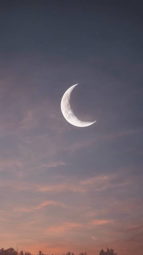 暮色中的天空中，一輪新月隱藏在縷縷雲彩後面。