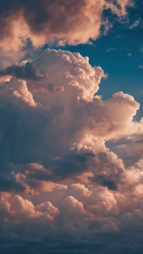 黄昏天空中雄伟蓝云的抽象图像。