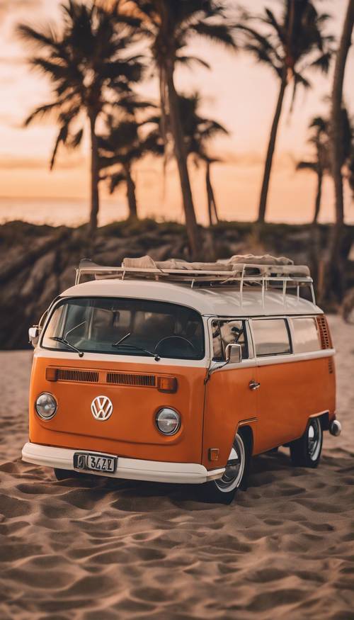 Sebuah van Volkswagen oranye antik diparkir di dekat pantai saat matahari terbenam