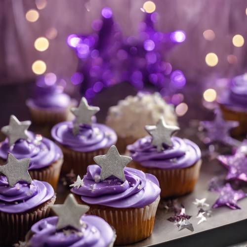 Una dozzina di cupcake con glassa viola e stelle d&#39;argento commestibili su un tavolo di compleanno.