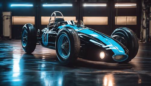 Un auto de carreras antiguo en color negro brillante y azul neón.