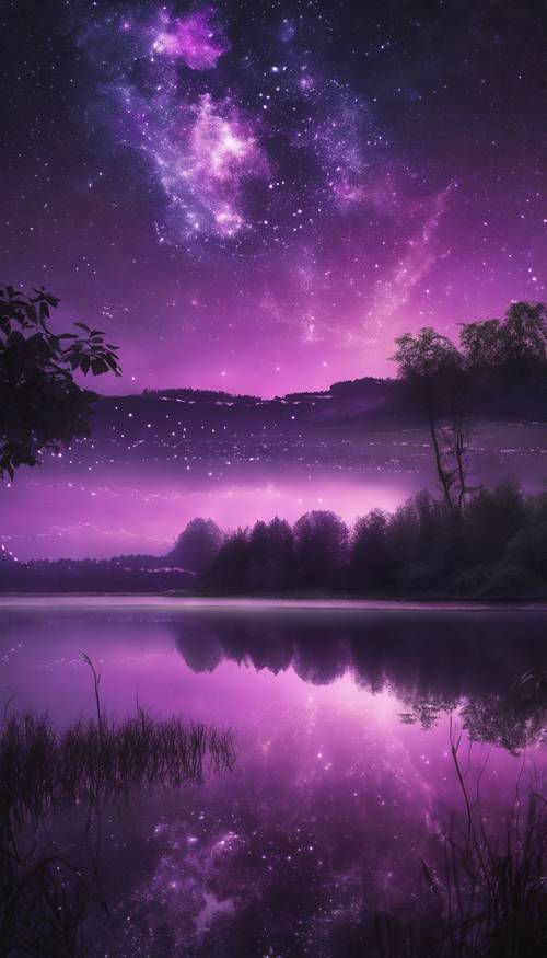 Der violette Nachthimmel spiegelt sich in einem ruhigen See.