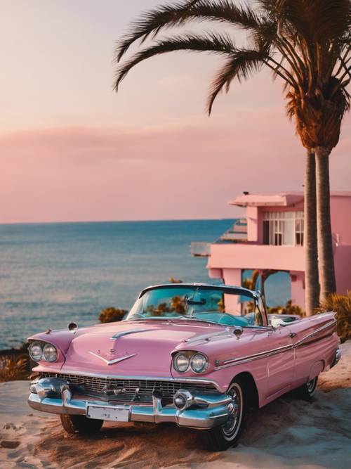 Старый розовый кабриолет, припаркованный возле голубого пляжного домика на закате.