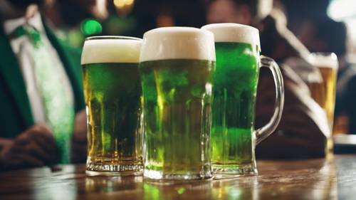 Um animado pub irlandês cheio de gente vestida de branco comemorando o Dia de São Patrício com cerveja verde.