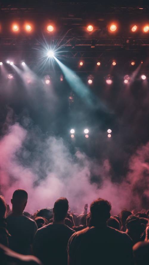 Серый дым переплетается с яркими огнями сцены на рок-концерте.