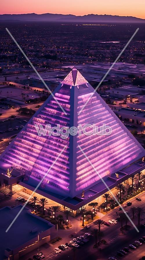 Pirámide púrpura brillante en la noche