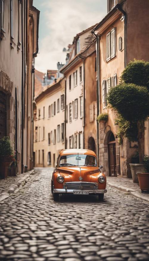 Un coche antiguo conduciendo por una calle adoquinada en una ciudad pintoresca.