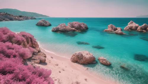 Средиземноморское побережье с розовыми песчаными пляжами и кристально бирюзовой водой.