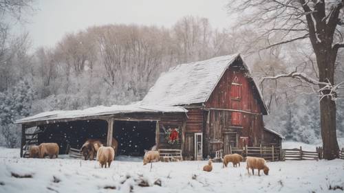Rustik bir ahır ve hayvanların bulunduğu, tatil dekorasyonlarıyla süslenmiş ve taze kar yağışıyla kaplanmış eski tarz bir çiftlik.