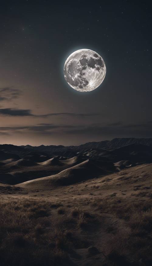 Uma lua cheia iluminando uma paisagem escura sob um céu noturno claro.