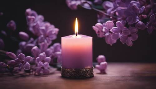 Lilin ungu menyala di ruangan gelap, memancarkan cahaya berkilauan.