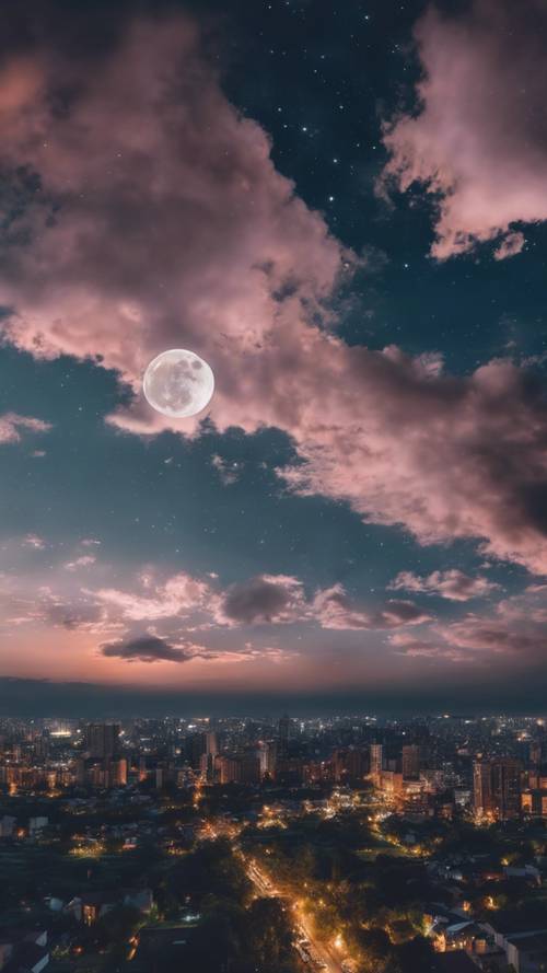 Panorama nocnego nieba wypełnionego puszystymi chmurami przesłaniającymi pełnię blasku księżyca.