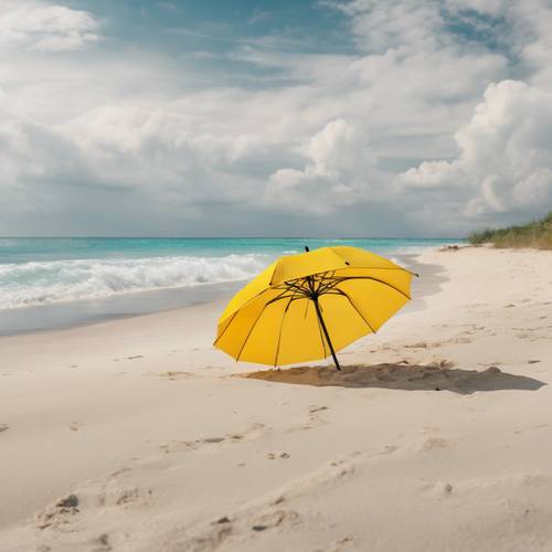منظر الشاطئ ذو الرمال البيضاء ومظلة الشاطئ الصفراء.