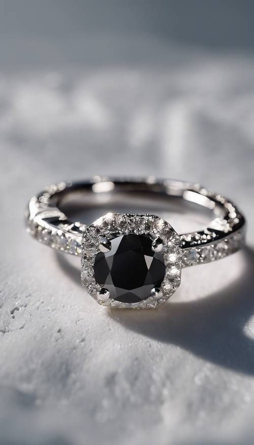 Un elegante anello in oro bianco con un diamante nero al centro circondato da minuscoli diamanti bianchi.