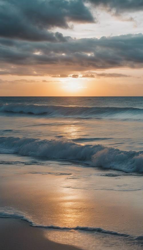 Uma vista deslumbrante do oceano azul rolando em praias de areia branca ao pôr do sol.