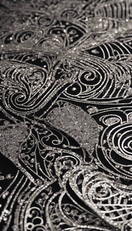 Una sofisticata cravatta nera con intricati motivi in ​​glitter argento.