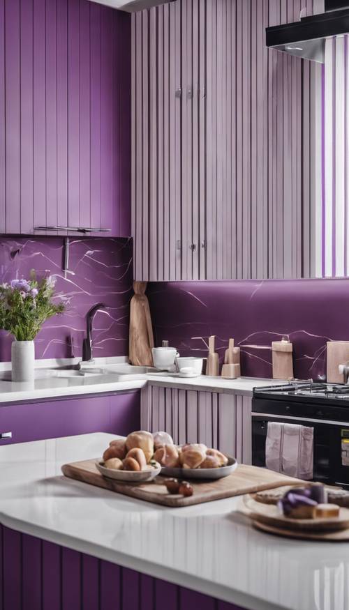 Una cucina elegante e moderna con carta da parati a strisce viola e bianche.