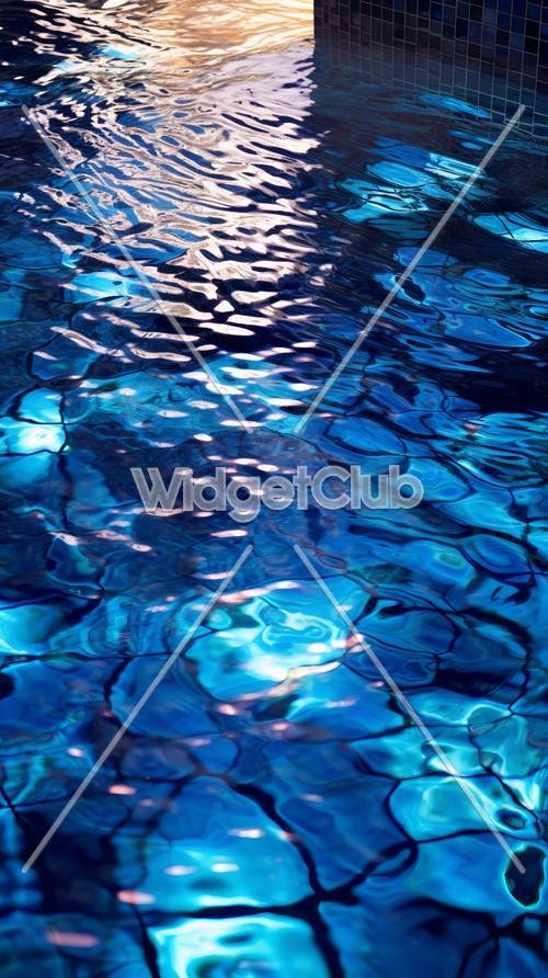 Tanzendes Sonnenlicht auf blauer Wassertextur