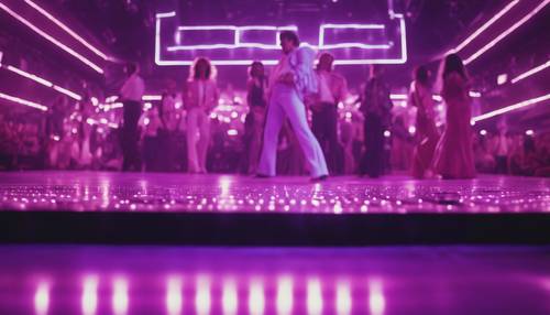 Eine violett getönte Momentaufnahme einer Disco-Tanzfläche in den 1970er Jahren.