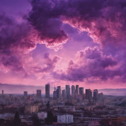 Une peinture abstraite de nuages ​​violets couvrant une ville au crépuscule.
